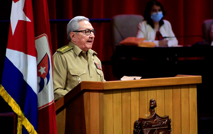 El General de Ejército Raúl Castro Ruz presenta el Informe Central al 8.o Congreso del Partido Comunista de Cuba.