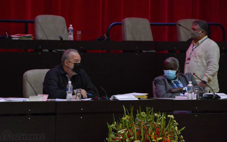 Primer ministro de Cuba, Manuel Marrero Cruz, preside la Comisión 1 del 8.o Congreso del Partido Comunista de Cuba.