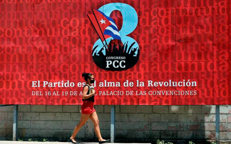 Valla con cartel del 8.o Congreso del Partido.