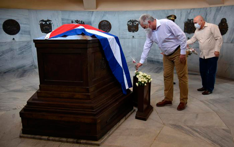 El Primer Secretario del Comité Central del Partido Comunista de Cuba, Miguel Díaz-Canel rinde tributo a José Martí. El Primer Secretario del Comité Central del Partido Comunista de Cuba, Miguel Díaz-Canel rinde tributo a José Martí.