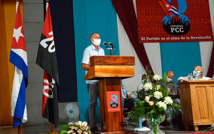 César Luis Fernández Díaz, delegado a la cita de los comunistas cubanos, y también al cónclave en su municipio de residencia, llamó a un mayor intercambio y comprometimiento de los campesinos con la producción y las ventas de alimentos contratados. (Foto: Arelys María Echavarría) César Luis Fernández Díaz, delegado a la cita de los comunistas cubanos, y también al cónclave en su municipio de residencia, llamó a un mayor intercambio y comprometimiento de los campesinos con la producción y las ventas de alimentos contratados. (Foto: Arelys María Echavarría)
