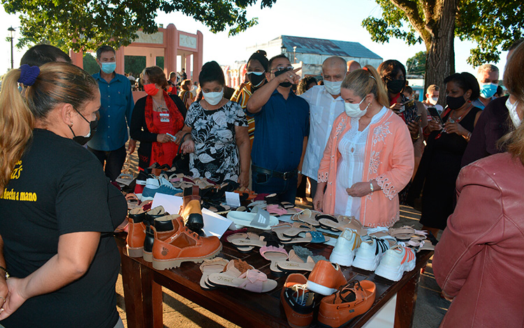 Exposición de calzado producido en el municipio de Camajuaní. Exposición de calzado producido en el municipio de Camajuaní.