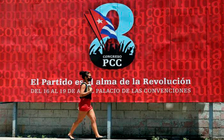 Cartel sobre el 8.o Congreso del Partido Comunista de Cuba.