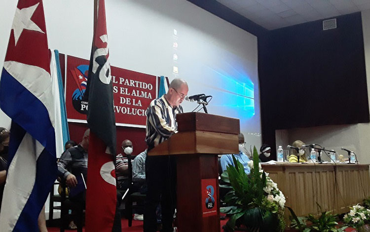 Boris Díaz, primer secretario del Partido en Sagua la Grande presenta el informe a la Asamblea de Balance.
