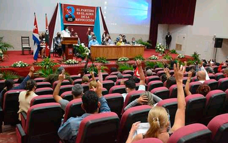 Delegados a la Asamblea de Balance del Partido en Sagua la Grande aprueban el informe.