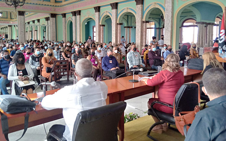Debate en la Asamblea de Balance del Partido en Placetas, Villa Clara.