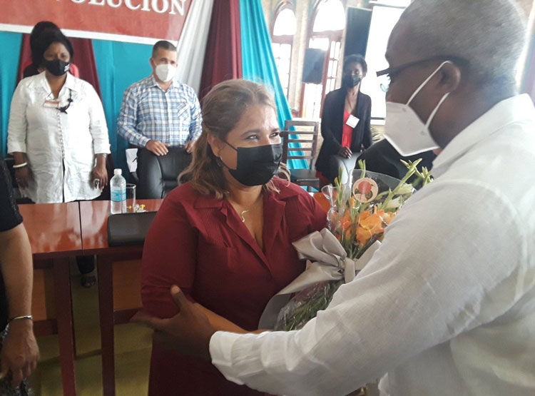 Joel Queipo, miembro del Secretariado del Comité Central del Partido, felicita a Yaima íngel Hernández, primera secretaria del PCC en Placetas.  