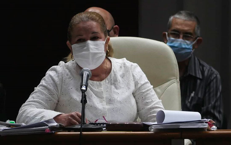 Yudí Rodríguez, primera secretaria del Partido en Villa Clara, y Joel Quiepo, miembro del Secretariado del Comité Central, felicitan a Boris García, reelecto primer secretario del Partido en Santa Clara.