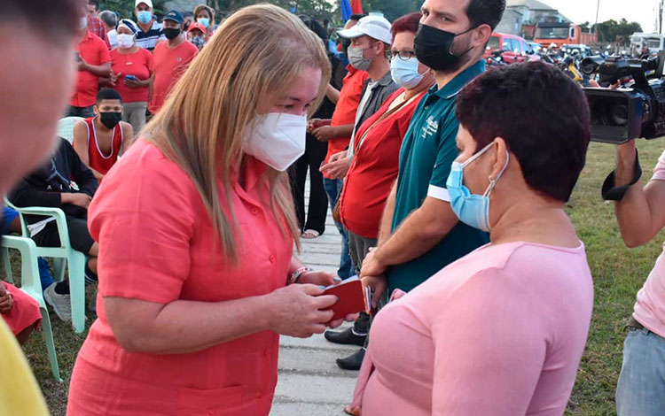 Yudí Rodríguez, primera secretaria del Partido en Villa Clara, entrega carné del Partido a nuevos militantes de la organización. Yudí Rodríguez, primera secretaria del Partido en Villa Clara, entrega carné del Partido a nuevos militantes de la organización.