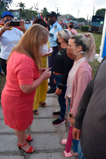 Yudí Rodríguez, primera secretaria del Partido en Villa Clara, entrega carné del Partido a nuevos militantes de la organización. Yudí Rodríguez, primera secretaria del Partido en Villa Clara, entrega carné del Partido a nuevos militantes de la organización.