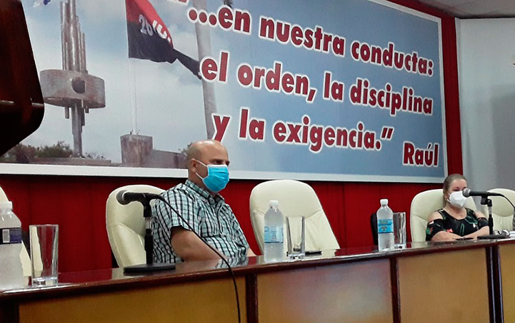 Yudí Rodríguez, primera secretaria del Partido en Villa Clara, y otros miembros del Buró Provincial presiden la reunión de análisis previo del informa a la Asamblea de Balance del PCC. Yudí Rodríguez, primera secretaria del Partido en Villa Clara, y otros miembros del Buró Provincial presiden la reunión de análisis previo del informa a la Asamblea de Balance del PCC.