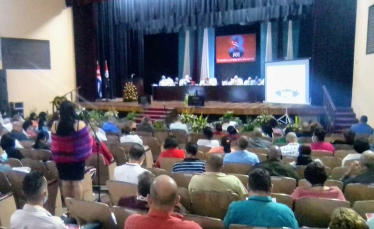 Intervención de Marina Díaz, secretaria del Comité del Partido de la Electroquímica de Sagua la Grande. Intervención de Marina Díaz, secretaria del Comité del Partido de la Electroquímica de Sagua la Grande.
