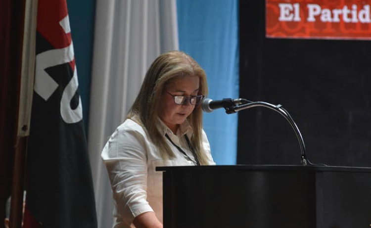 Yudí Rodríguez Hernández, primera secretaria del PCC en Villa Clara, presenta el informe a la Asamblea de Balance del Partido en Vila Clara. Yudí Rodríguez Hernández, primera secretaria del PCC en Villa Clara, presenta el informe a la Asamblea de Balance del Partido en Vila Clara.