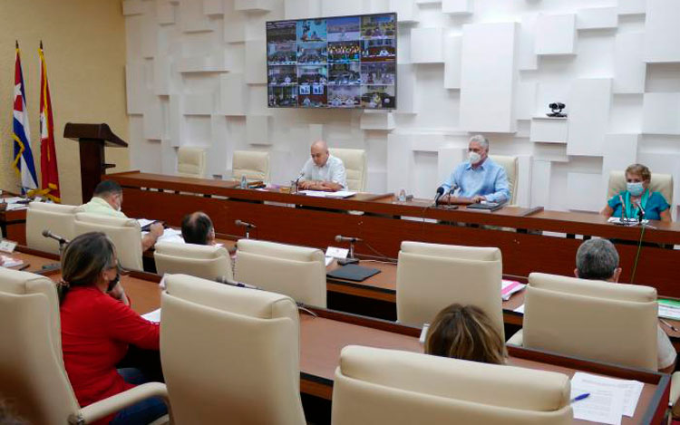 «Hay que estar constantemente pensando, reelaborando ideas, analizando situaciones, trabajando con los datos para llegar a las mejores acciones de transformación revolucionaria », señaló Díaz-Canel. Foto: Estudios Revolución «Hay que estar constantemente pensando, reelaborando ideas, analizando situaciones, trabajando con los datos para llegar a las mejores acciones de transformación revolucionaria », señaló Díaz-Canel. Foto: Estudios Revolución