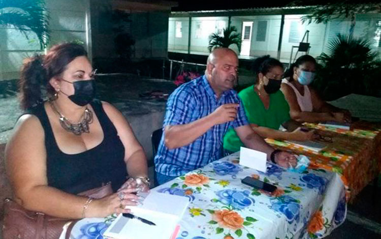 Osnay Miguel Colina en encuentro con vecinos del Consejo Popular Condado Sur. Osnay Miguel Colina en encuentro con vecinos del Consejo Popular Condado Sur.