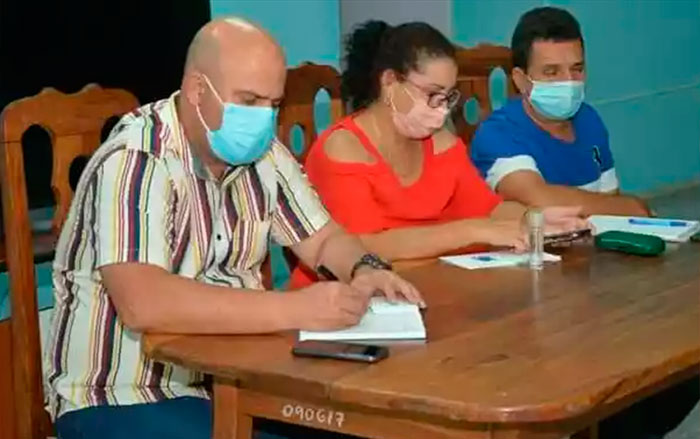 Osnay Miguel Colina, primer secretario del Partido en Villa Clara; Dilky Ponce, primera secretaria del Partido en Santa Clara, y Osmani García, presidente de la Asamblea Municipal del Poder Popular en Santa Clara. Osnay Miguel Colina, primer secretario del Partido en Villa Clara; Dilky Ponce, primera secretaria del Partido en Santa Clara, y Osmani García, presidente de la Asamblea Municipal del Poder Popular en Santa Clara.