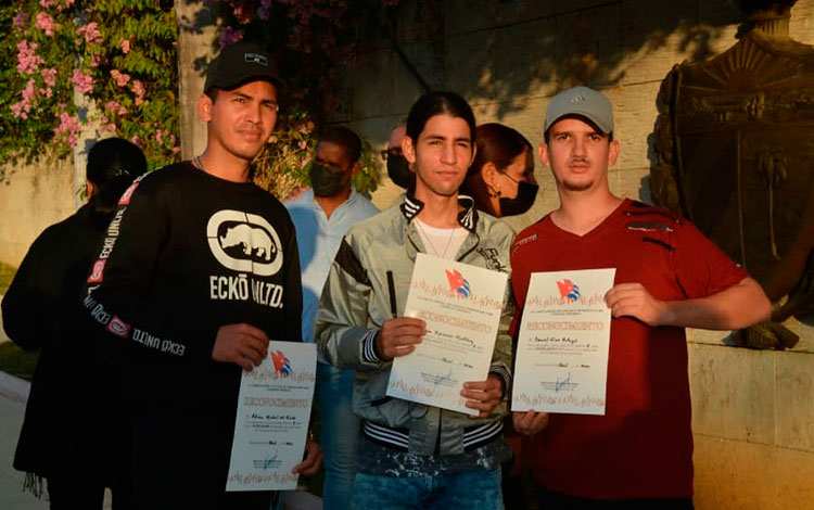 Jóvenes trabajadores del Partido reconocidos en Villa Clara. Jóvenes trabajadores del Partido reconocidos en Villa Clara.