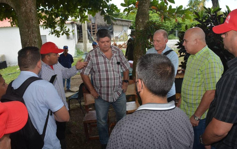 En la finca La Valet, del destacado productor Orelvis Peñate Mesa, Morales Ojeda intercambió con consultores de la Universidad Central «Marta Abreu » de Las Villas. (Foto: Ramón Barreras Valdés) En la finca La Valet, del destacado productor Orelvis Peñate Mesa, Morales Ojeda intercambió con consultores de la Universidad Central «Marta Abreu » de Las Villas. (Foto: Ramón Barreras Valdés)