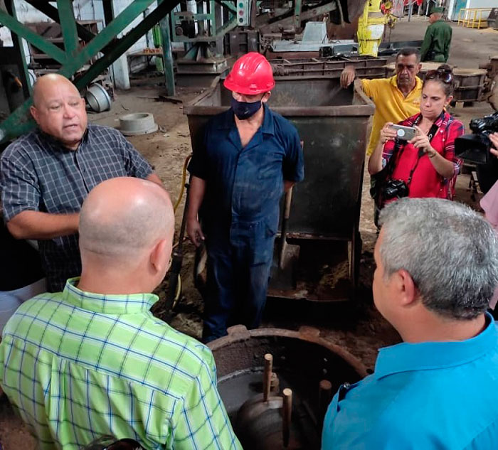 Idael Cristóbal Hidalgo, director de Planta Mecánica, ofrece detalles de la empresa a Roberto Morales Ojeda. Idael Cristóbal Hidalgo, director de Planta Mecánica, ofrece detalles de la empresa a Roberto Morales Ojeda.