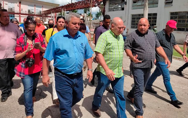 Roberto Morales Ojeda, miembro del Buró Político y secretario de Organización y Política de Cuadros, junto a Ulises Guilarte de Nacimiento, visita la Empresa Mecánica Fabric Aguilar Noriega, de Santa Clara. Roberto Morales Ojeda, miembro del Buró Político y secretario de Organización y Política de Cuadros, junto a Ulises Guilarte de Nacimiento, visita la Empresa Mecánica Fabric Aguilar Noriega, de Santa Clara.