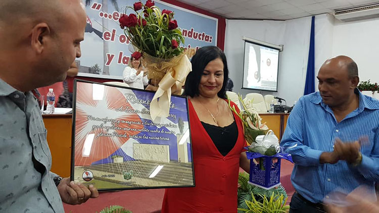 Despedida de Dunia Santana ílvarez de su cargo de jefa del Departamento Ideológico del Comité Provincial del Partido en Villa Clara. Despedida de Dunia Santana ílvarez de su cargo de jefa del Departamento Ideológico del Comité Provincial del Partido en Villa Clara.