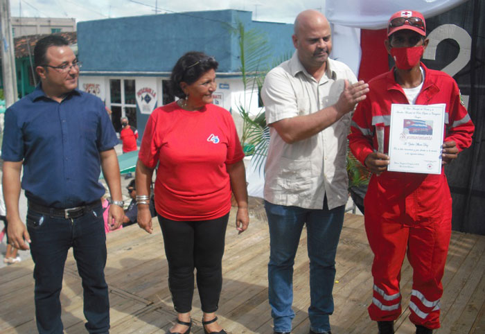 Reconocimiento a personal sanitario que socorrió a los migrantes haitianos llegados a costas de la provincia de Villa Clara. Reconocimiento a personal sanitario que socorrió a los migrantes haitianos llegados a costas de la provincia de Villa Clara.