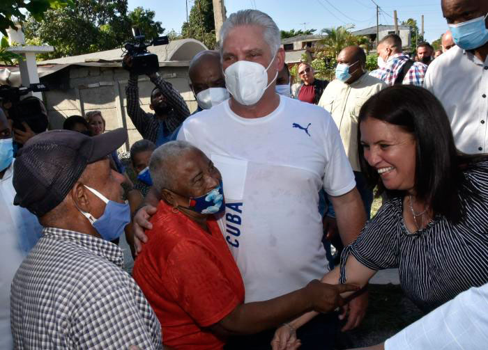 MIguel Díaz-Canel dialoga con pobladores de Cienfuegos. MIguel Díaz-Canel dialoga con pobladores de Cienfuegos.