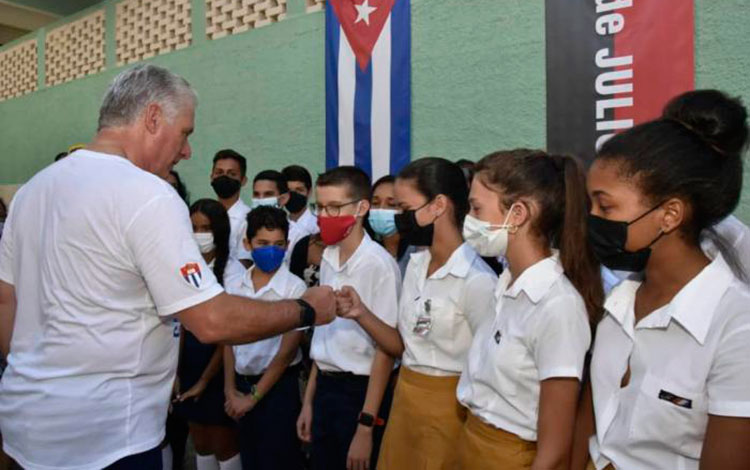 MIguel Díaz-Canel saludo a niños de Cienfuegos. MIguel Díaz-Canel saludo a niños de Cienfuegos.