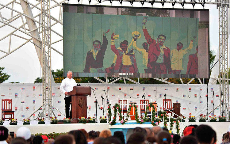 Presidente cubano, Miguel Dí­az-Canel, pronuncia discurso en Cienfuegos en el acto central por el Dí­a de la Rebeldí­a Nacional.
