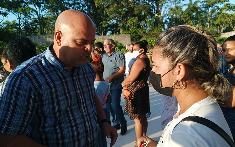 Osnay Miguel Colina, primer secretario del PCC en Villa Clara, entregó el carné a nuevos militantes. Osnay Miguel Colina, primer secretario del PCC en Villa Clara, entregó el carné a nuevos militantes.