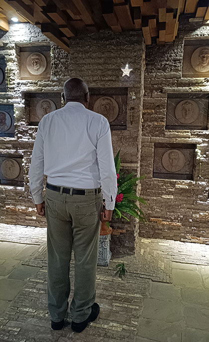 Salvador Valdés Mesa, miembro del Buró Político y vicepresidente de Cuba, rinde tributo al Che en el Memorial donde reposan sus restos, en Santa Clara, Cuba. Salvador Valdés Mesa, miembro del Buró Político y vicepresidente de Cuba, rinde tributo al Che en el Memorial donde reposan sus restos, en Santa Clara, Cuba.