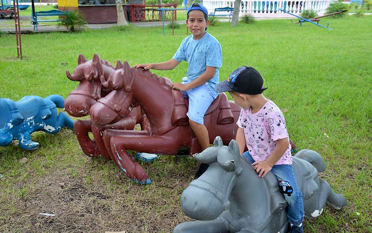 Niños en el parque infantil Camilo Cienfuegos, de Placetas. Niños en el parque infantil Camilo Cienfuegos, de Placetas.