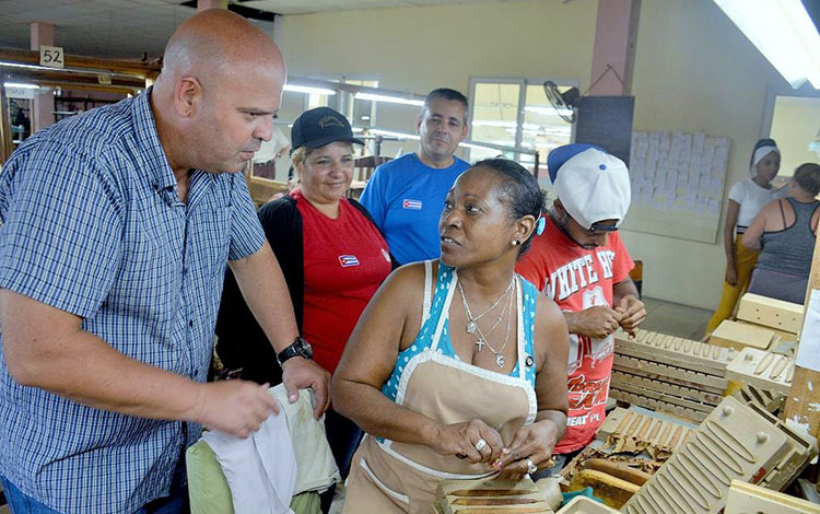 Pilar Zumaquero, trabajadora de la tabaquería Reloba, de Placetas. Pilar Zumaquero, trabajadora de la tabaquería Reloba, de Placetas.