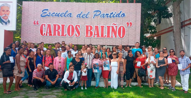 Graduados en el curso de la Escuela del Provincial del Partido Carlos Baliño, de Villa Clara. Graduados en el curso de la Escuela del Provincial del Partido Carlos Baliño, de Villa Clara.