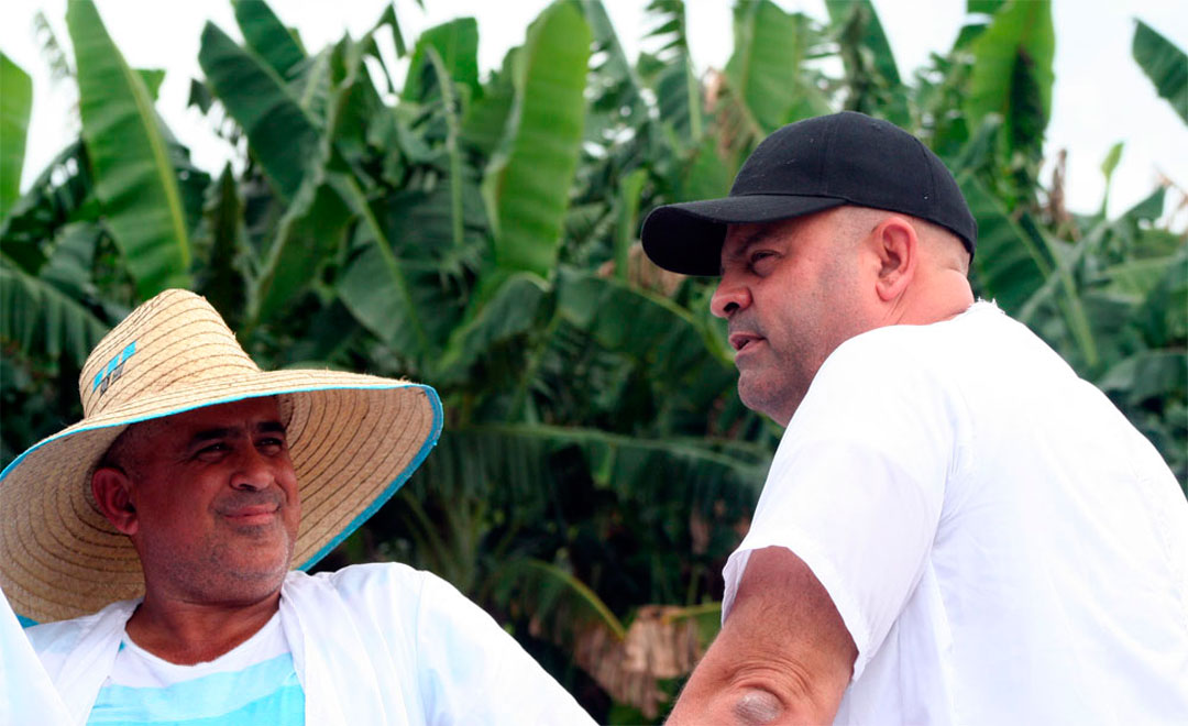 Osnay Miguel Colina Rodríguez, primer secretario del Partido en Villa Clara, dialoga con productor agropecuario.