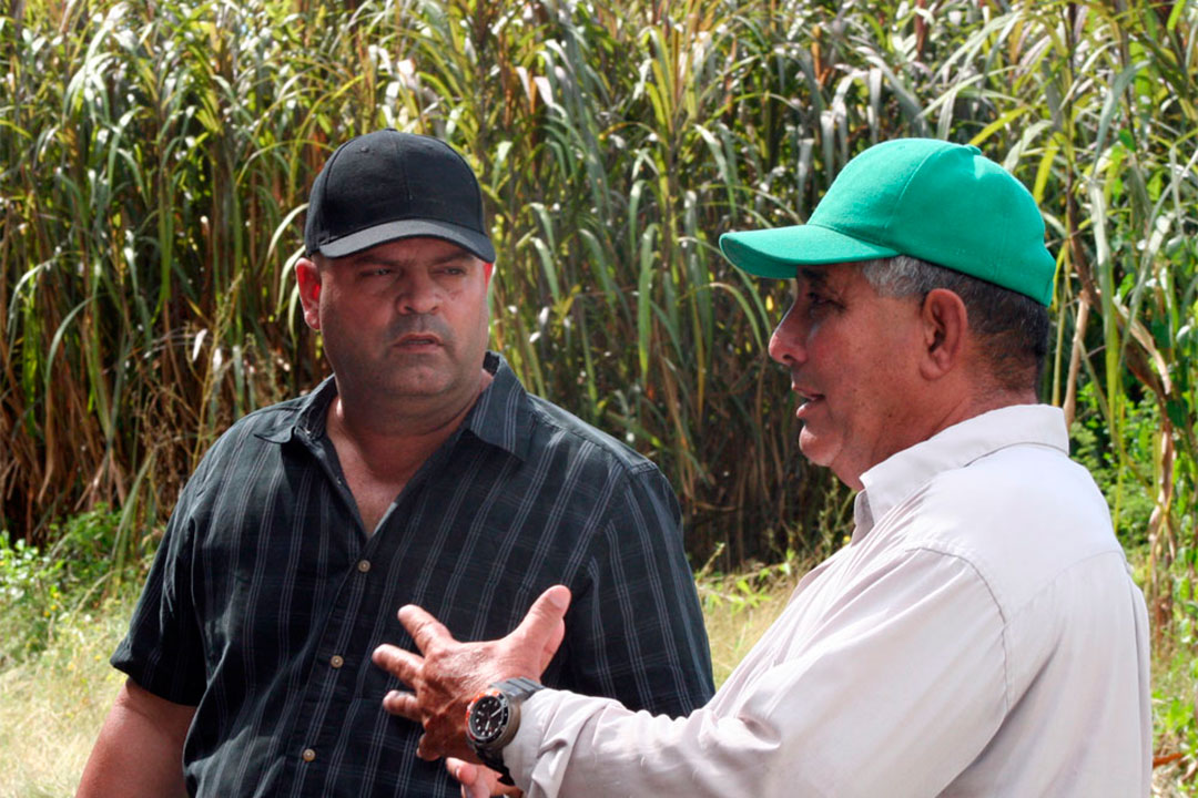 Osnay Miguel Colina, primer secretario del Partido en Villa Clara dialoga con campesino.