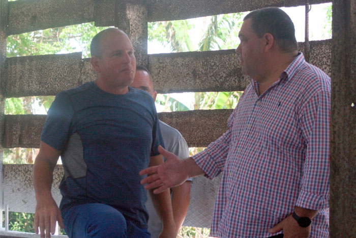 Intercambio de puntos de vista de Duarte ortega con el porcicultor Niosvani López Cruz (Foto: Luis Machado Ordetx)
