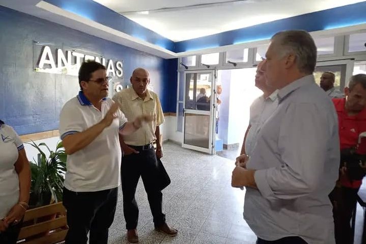 presidente en fabrica de antenas