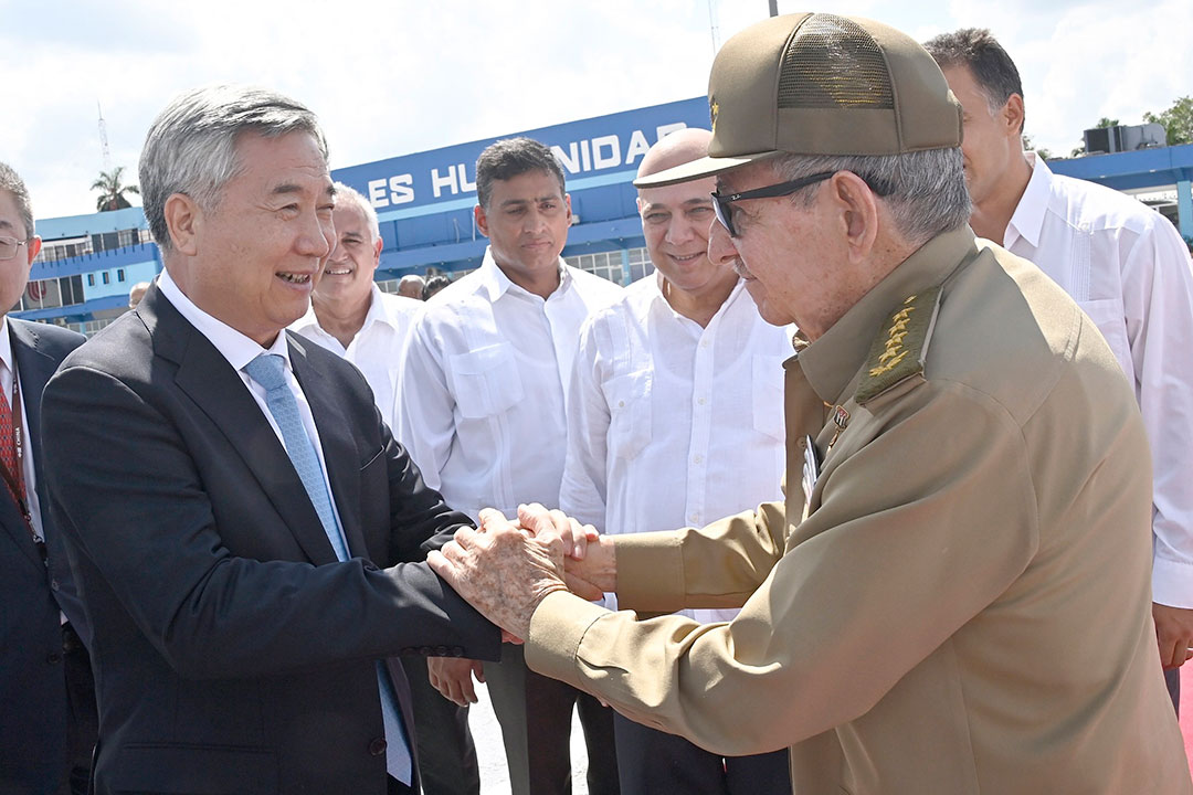 General de Ejército Raúl Castro Ruz despide a Li Xi, dirigente del Partido Comunista Chino.