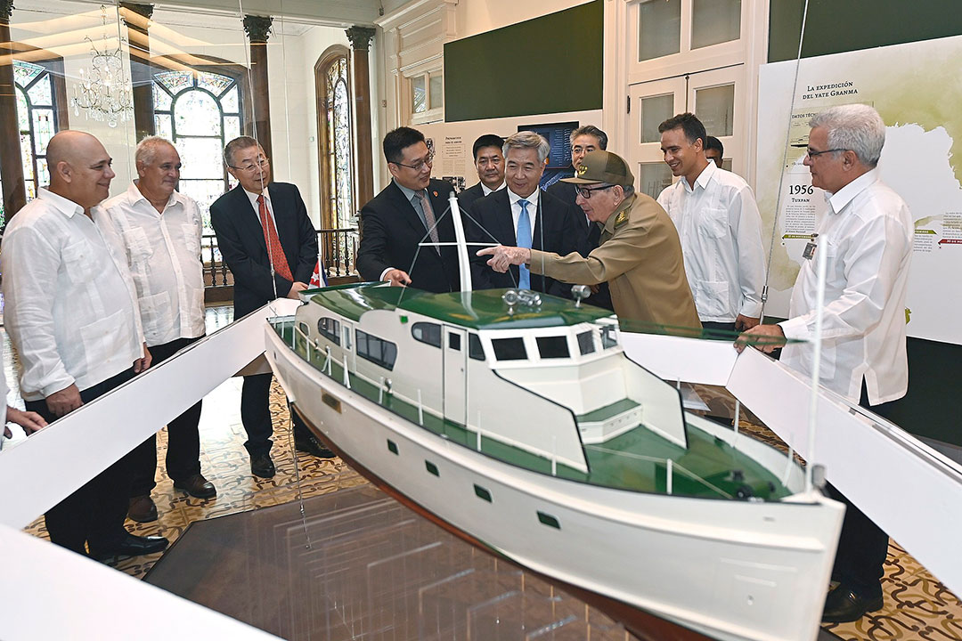 General de Ejército Raúl Castro Ruz y el dirigente partidista chino Li Xi aprecian una maqueta del yate Granma.