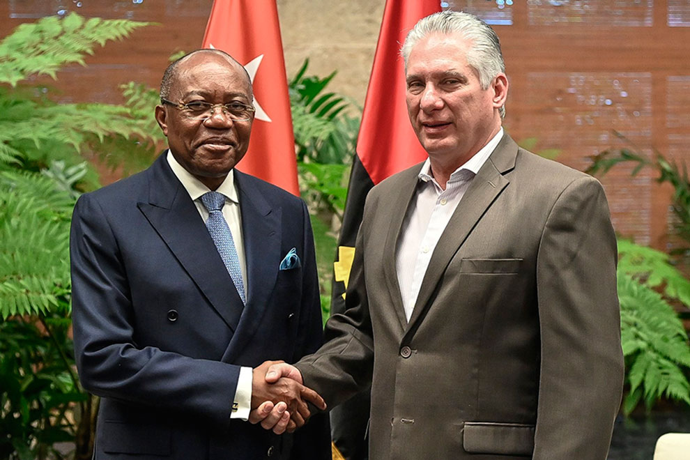 Miguel Díaz-Canel Bermúdez, primer secretario del Comité Central del Partido Comunista de Cuba, y Manuel Domingos Augusto, secretario del Buró Político para las Relaciones Internacionales del Movimiento Popular de Liberación de Angola (MPLA).