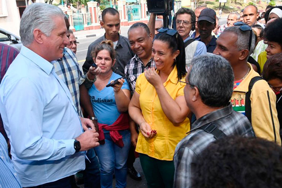 Presidente cubano, Miguel Díaz-Canel, conversa con santiagueros durante su recorrido por la Ciudad Heroica.