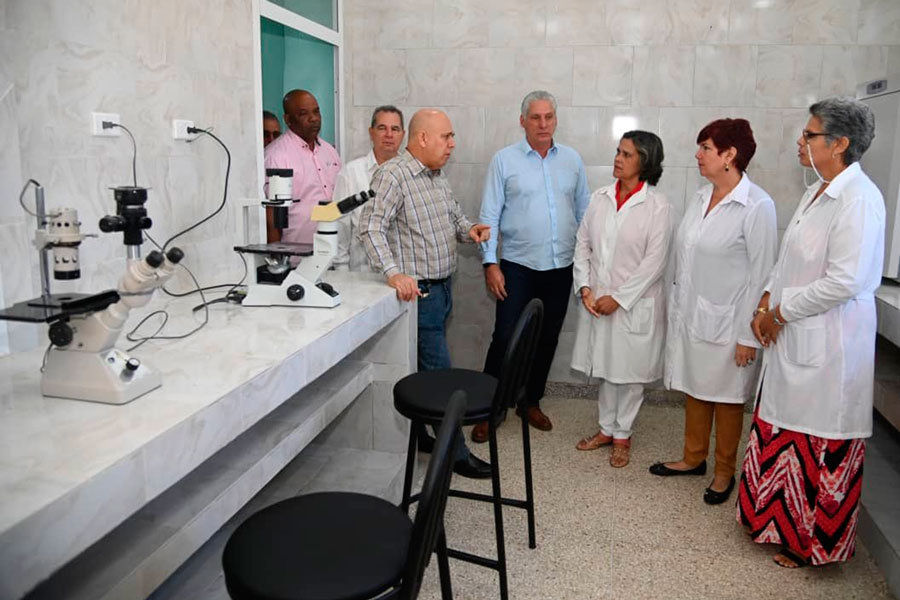 Primer secretario del PCC, Miguel Díaz-Canel, y el miembro del Buró Político, Roberto Morales Ojeda, en el recorrido por Santiago de Cuba.