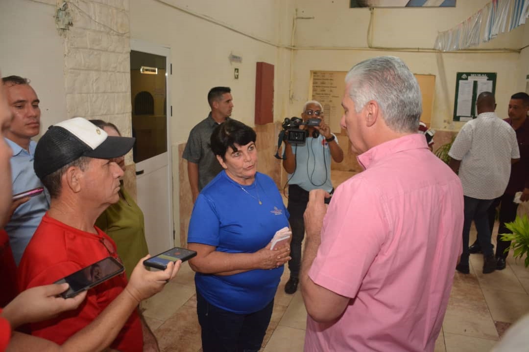 Miguel Díaz-Canel conversa con María del Carmen Denis, directora de la Empresa de Cigarros Ramiro Lavandero Cruz, de Ranchuelo.