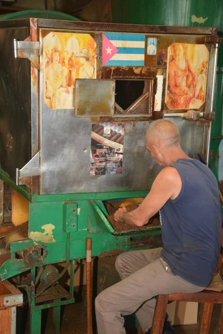 Trabajador de la fábrica de cigarros de Ranchuelo.