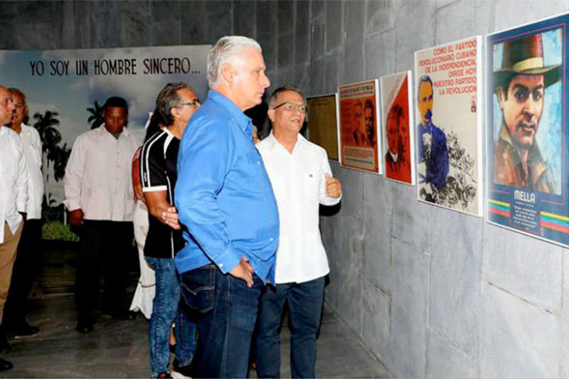 Presidente Miguel Díaz-Canel aprecia exposición por el centenario del primer Partido Comunista de Cuba.