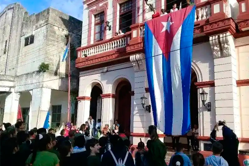 Pueblo placeteño reunido frente a la sede de la Asamblea Municipal del Poder Popular.