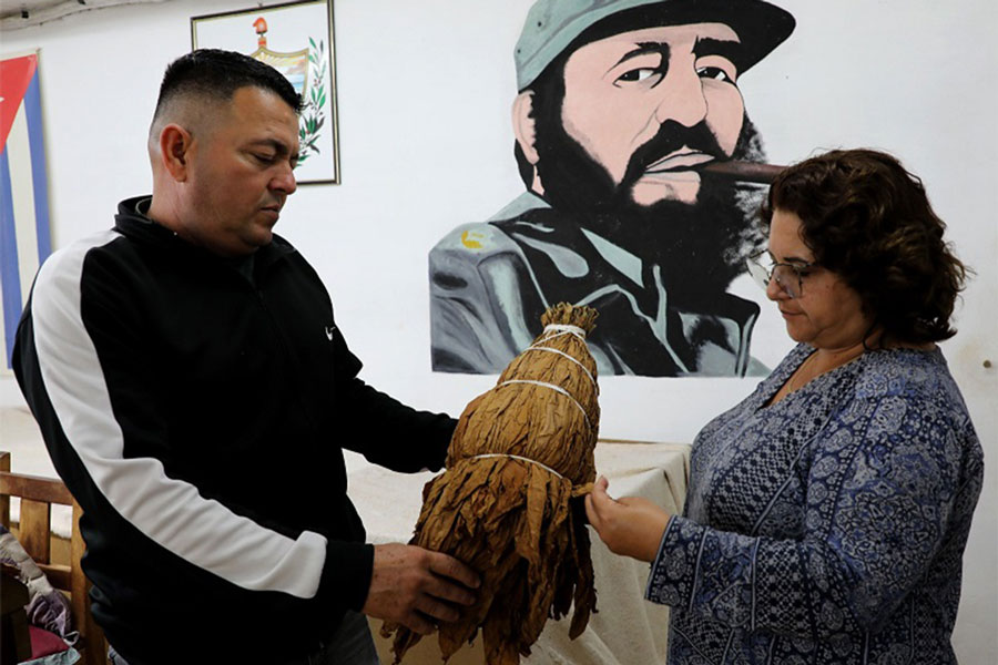 Orelvis Peñate, productor tabacalero, y Yaima Angel Hernández, primera secretaria del PCC en Placetas.
