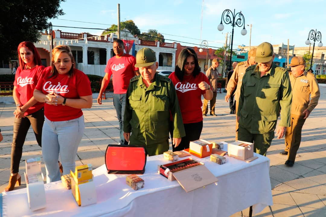 Recorrido por exposición de logros productivos de Placetas.