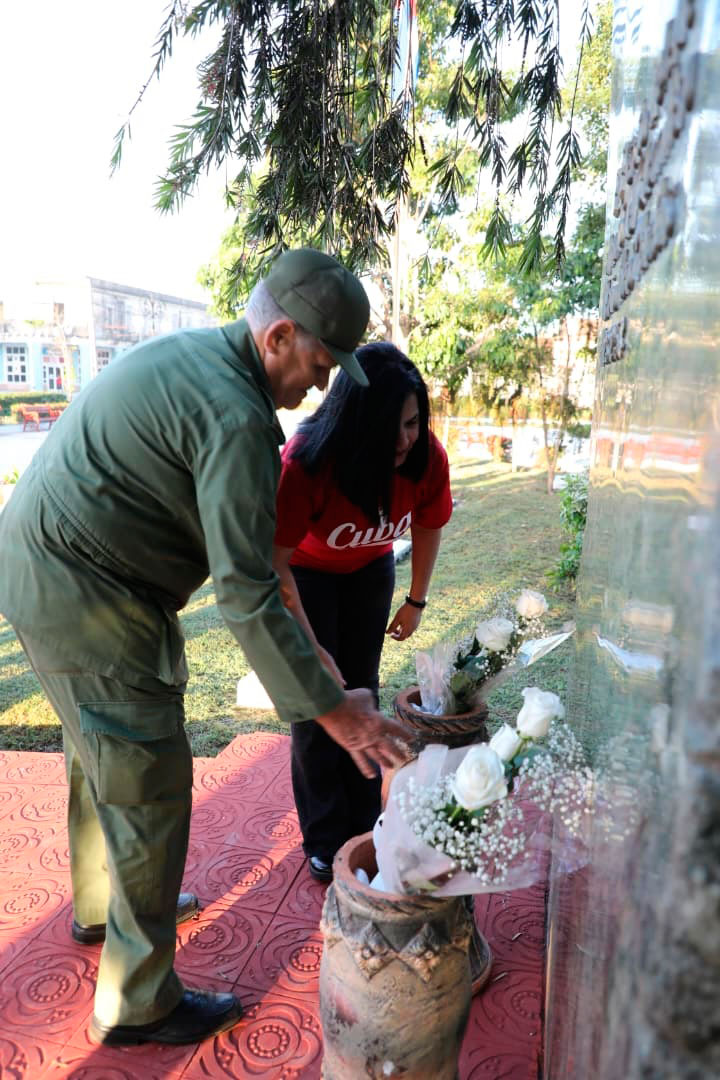 General de división Ramón Pardo Guerra coloca ofrenda floral.